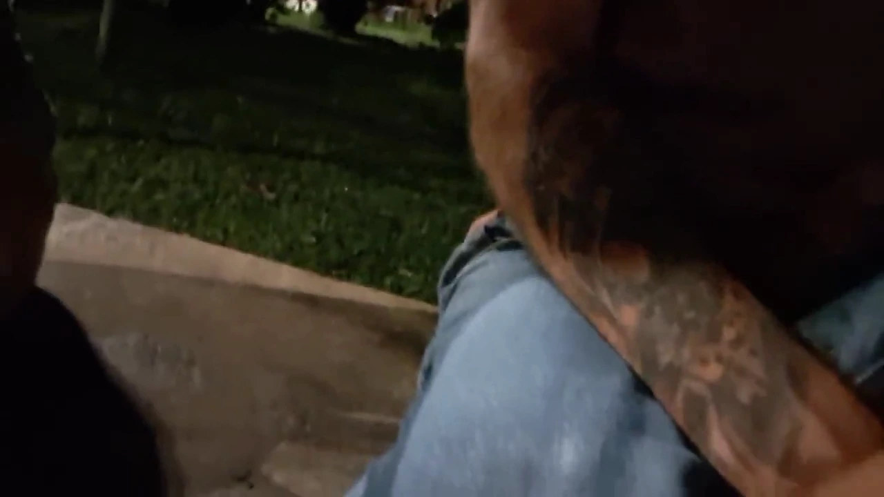 Plaisir public à son meilleur, mon trajet en bus pour rentrer chez moi s'est presque transformé en une séance chaude avec une superbe rousse.Un rendez-vous risqué s'était déroulé, enflammant un échange fougueux de plaisir buccal.